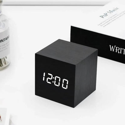 Minimalistische ledwekker met weergave van tijd, datum en temperatuur