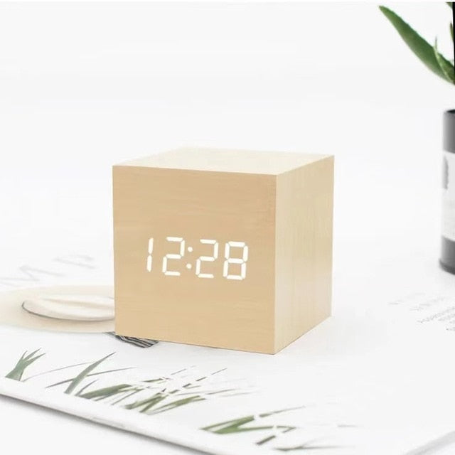 Minimalistische ledwekker met weergave van tijd, datum en temperatuur