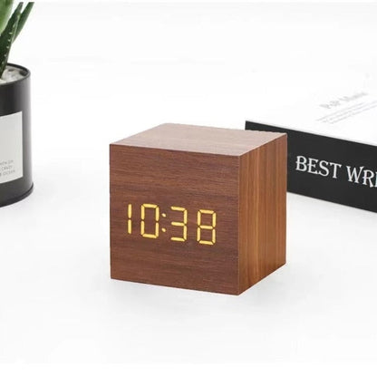 Minimalistische ledwekker met weergave van tijd, datum en temperatuur