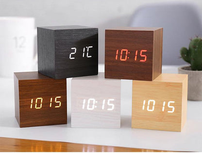 Minimalistische ledwekker met weergave van tijd, datum en temperatuur