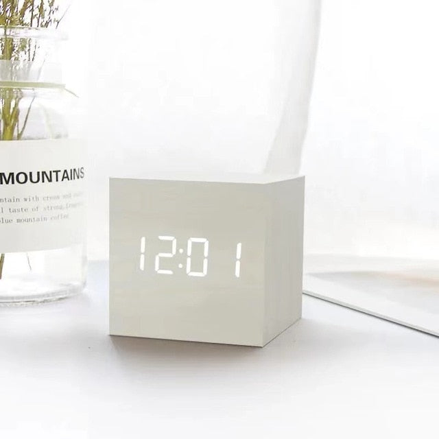 Minimalistische ledwekker met weergave van tijd, datum en temperatuur