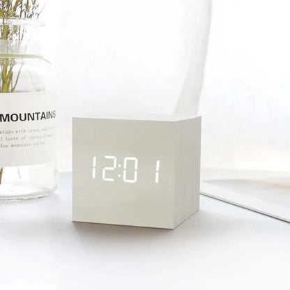 Minimalistische ledwekker met weergave van tijd, datum en temperatuur