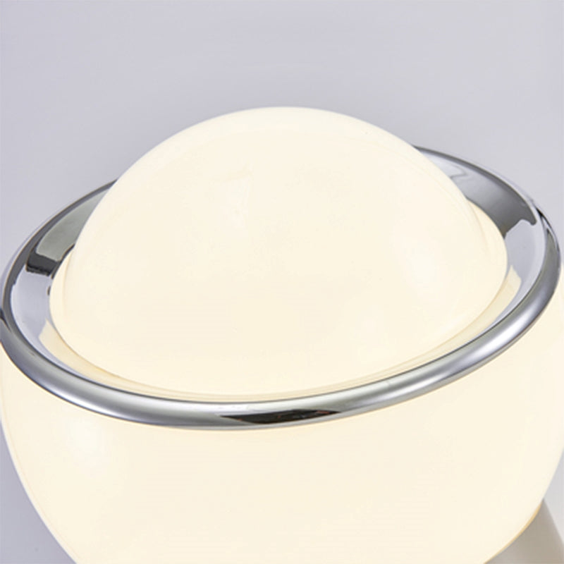 Minimalistisk bordlampe i opalglas med base i rustfrit stål