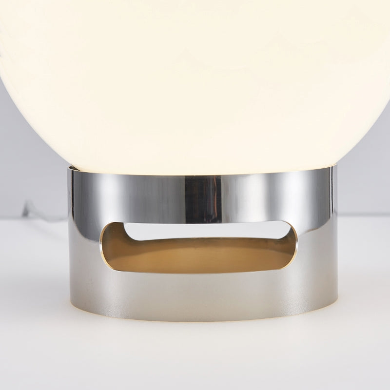 Minimalistisk bordlampe i opalglas med base i rustfrit stål
