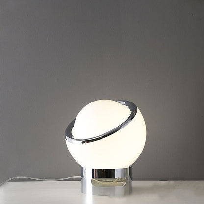 Minimalistisk bordlampe i opalglas med base i rustfrit stål