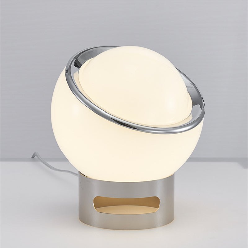 Minimalistisk bordlampe i opalglas med base i rustfrit stål