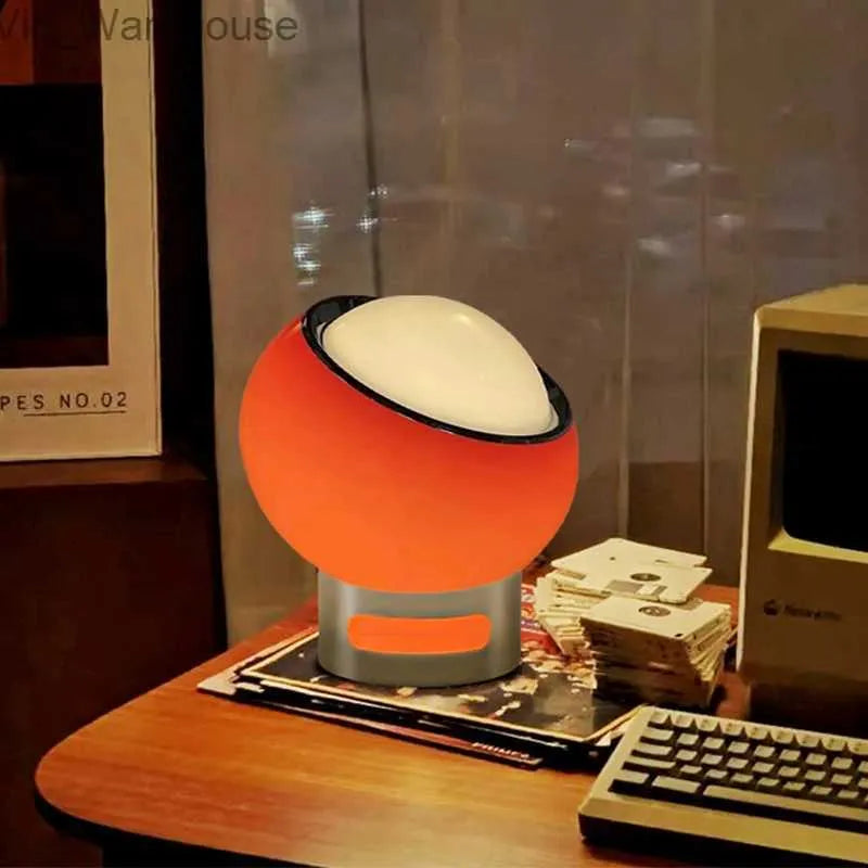 Minimalistisk bordlampe i opalglas med base i rustfrit stål