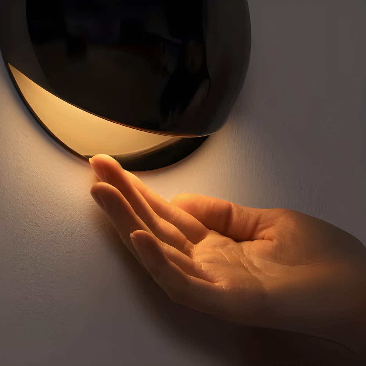Minimalistische, von Kieselsteinen inspirierte LED-Wandleuchte mit warmweißem Licht