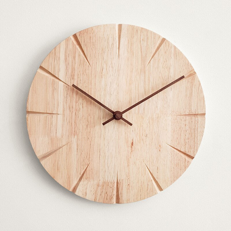 Minimalistische Wanduhr aus Massivholz mit leisem Quarzuhrwerk