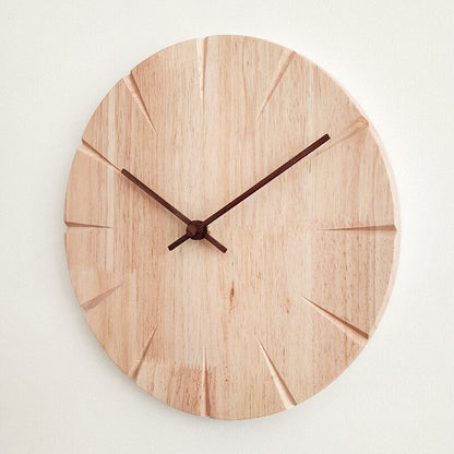 Minimalistische Wanduhr aus Massivholz mit leisem Quarzuhrwerk