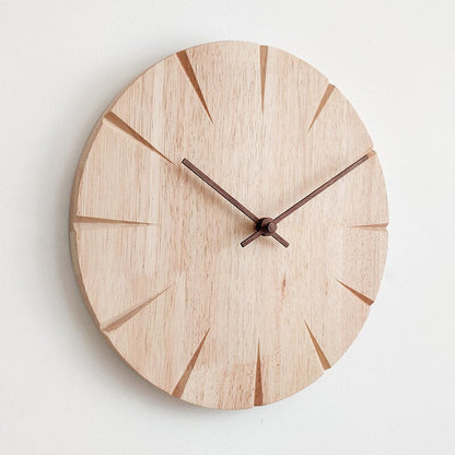 Minimalistische Wanduhr aus Massivholz mit leisem Quarzuhrwerk