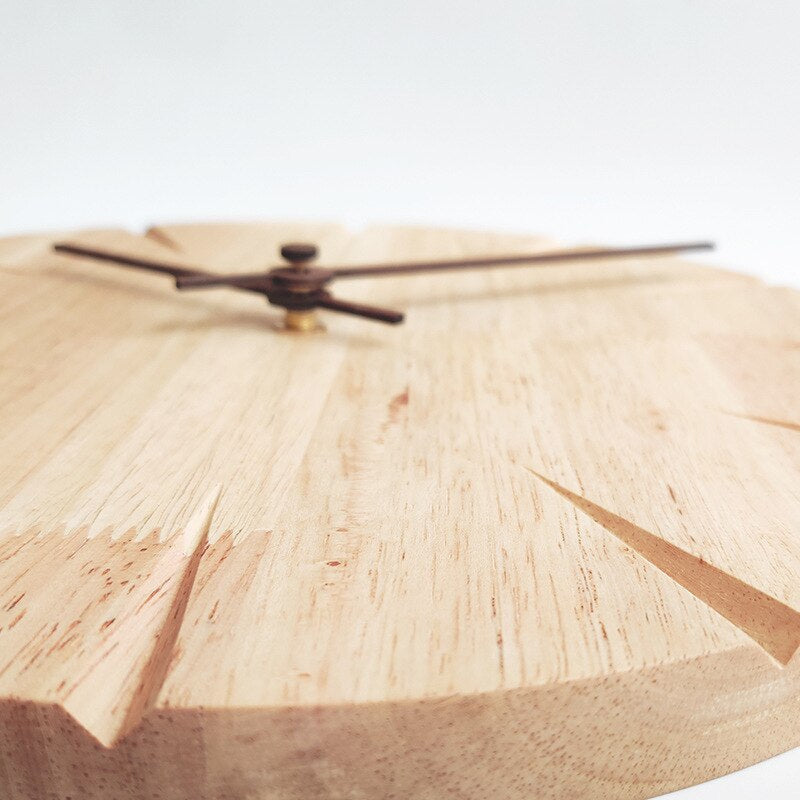 Minimalistische Wanduhr aus Massivholz mit leisem Quarzuhrwerk