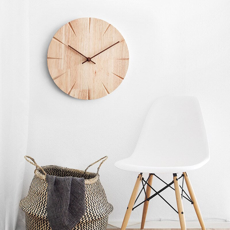 Minimalistische Wanduhr aus Massivholz mit leisem Quarzuhrwerk
