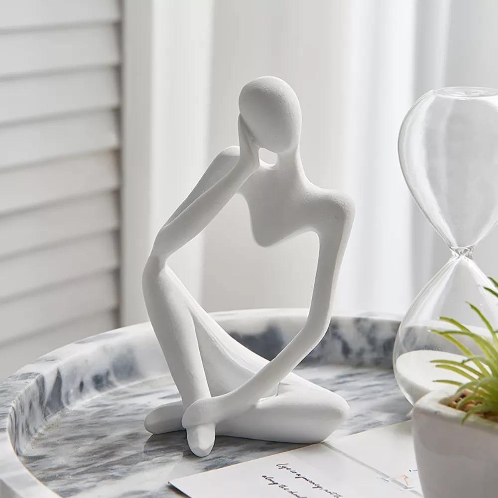 Minimalistisk tænker-skulptur med moderne design