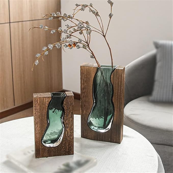 Minimalistisk vase i træ og klart glas med skandinavisk-inspireret design