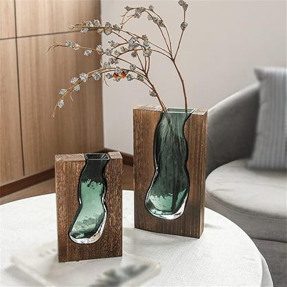 Minimalistisk vase i træ og klart glas med skandinavisk-inspireret design