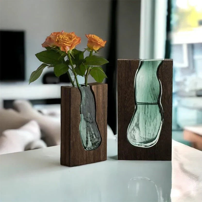 Minimalistisk vase i træ og klart glas med skandinavisk-inspireret design