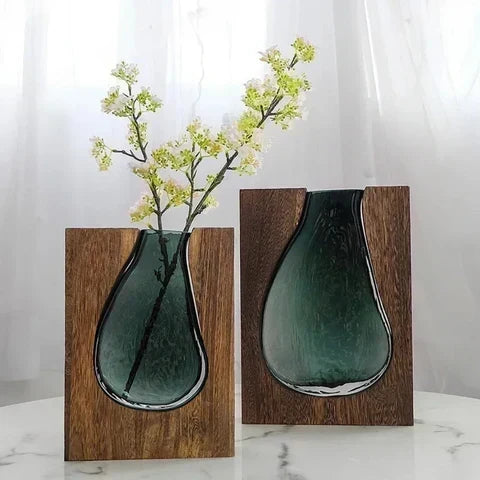 Minimalistisk vase i træ og klart glas med skandinavisk-inspireret design