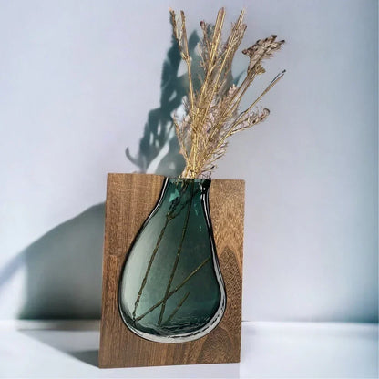 Minimalistisk vase i træ og klart glas med skandinavisk-inspireret design