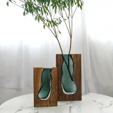 Minimalistisk vase i træ og klart glas med skandinavisk-inspireret design
