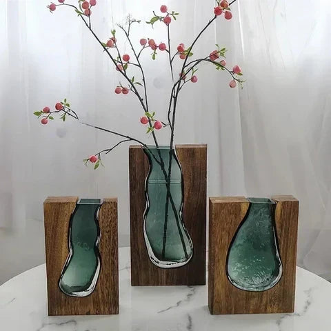 Minimalistisk vase i træ og klart glas med skandinavisk-inspireret design