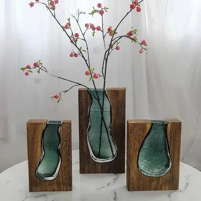 Minimalistisk vase i træ og klart glas med skandinavisk-inspireret design