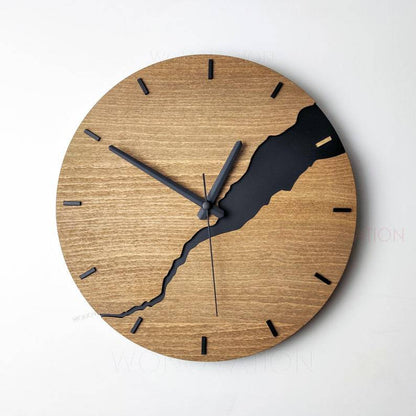 Minimalistische Wanduhr aus Holz mit geräuschlosem Uhrwerk
