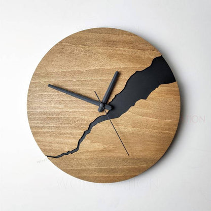 Minimalistische Wanduhr aus Holz mit geräuschlosem Uhrwerk