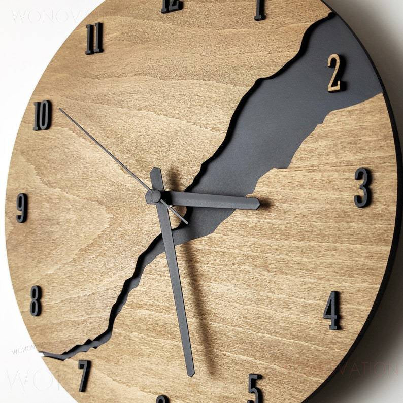 Minimalistische Wanduhr aus Holz mit geräuschlosem Uhrwerk
