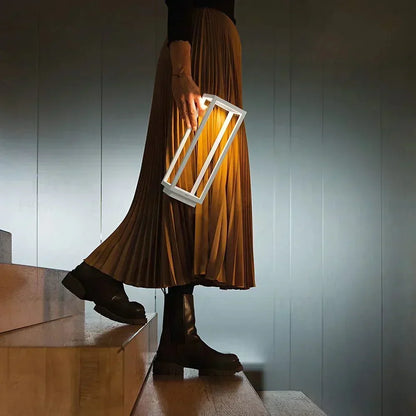 Moderne LED-bordlampe i aluminium – genopladelig berøringsstyret lampe med tre lysstyrkeniveauer