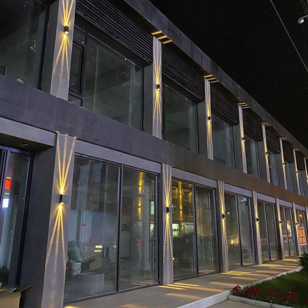 Moderne Aluminium-Außenwandleuchte mit warmweißer LED-Beleuchtung