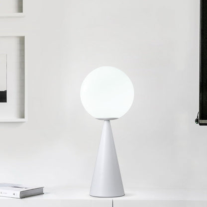 Nowoczesna mosiężna lampa stołowa z kloszem w kształcie kuli z opalowego szkła