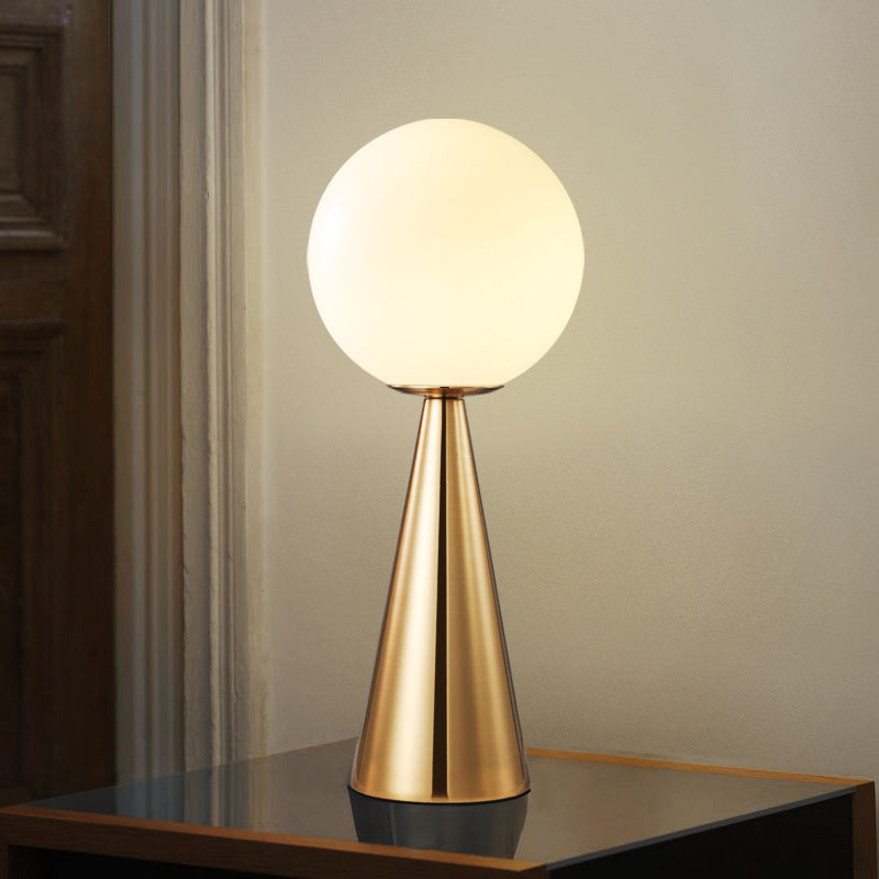 Nowoczesna mosiężna lampa stołowa z kloszem w kształcie kuli z opalowego szkła