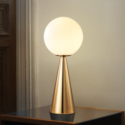 Nowoczesna mosiężna lampa stołowa z kloszem w kształcie kuli z opalowego szkła