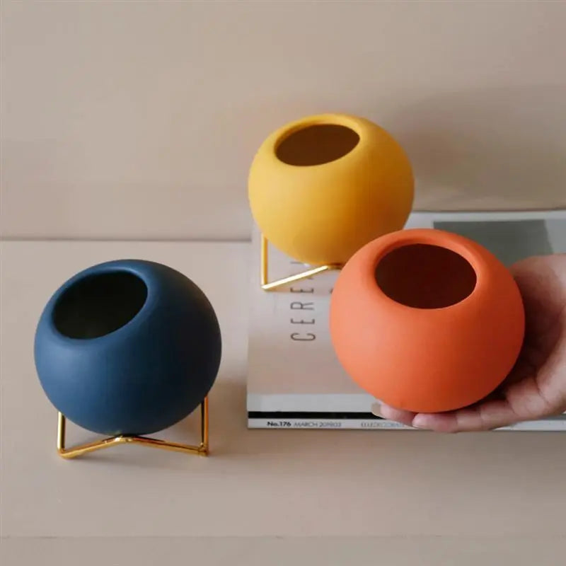 Moderne keramische plantenpot met stijlvolle metalen standaard