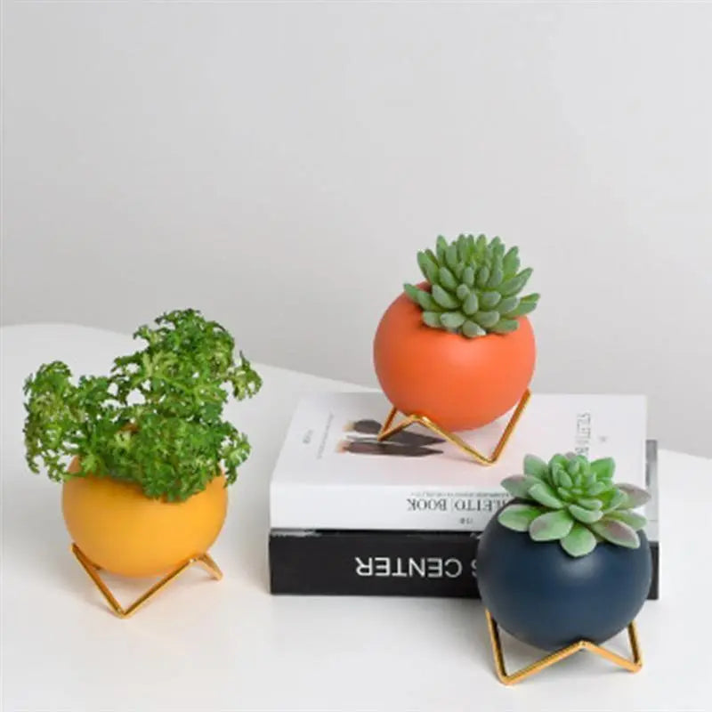 Moderne keramische plantenpot met stijlvolle metalen standaard