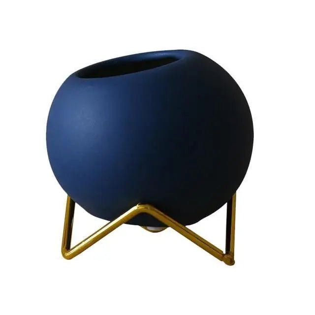 Moderne keramische plantenpot met stijlvolle metalen standaard