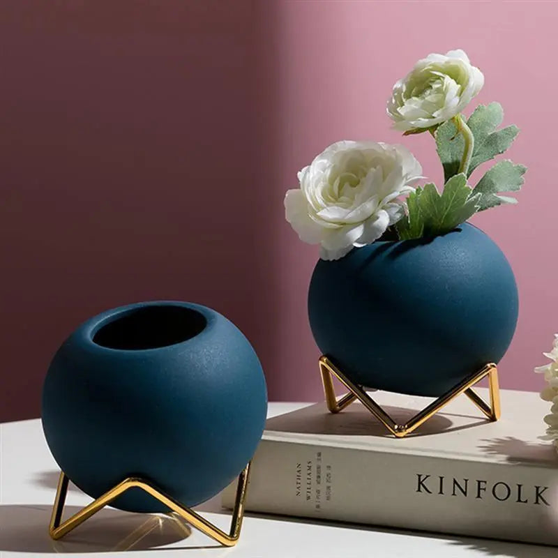 Moderne keramische plantenpot met stijlvolle metalen standaard