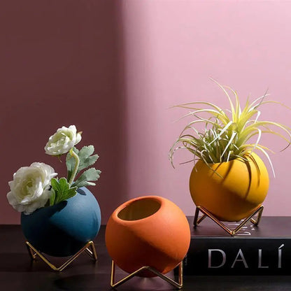 Moderne keramische plantenpot met stijlvolle metalen standaard
