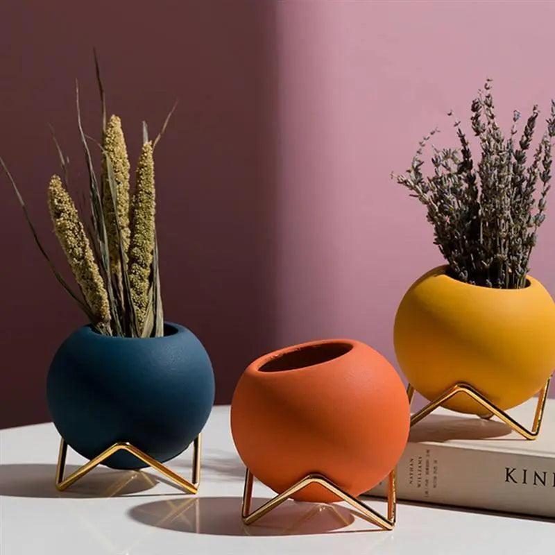 Moderne keramische plantenpot met stijlvolle metalen standaard