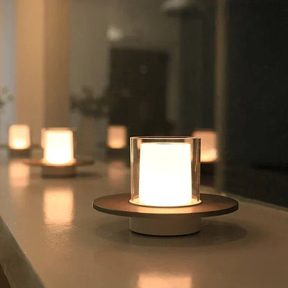 Moderne ledtafellamp met inductieve aanraakbediening en warm kaarslicht
