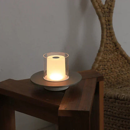 Moderne ledtafellamp met inductieve aanraakbediening en warm kaarslicht