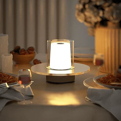 Moderne ledtafellamp met inductieve aanraakbediening en warm kaarslicht