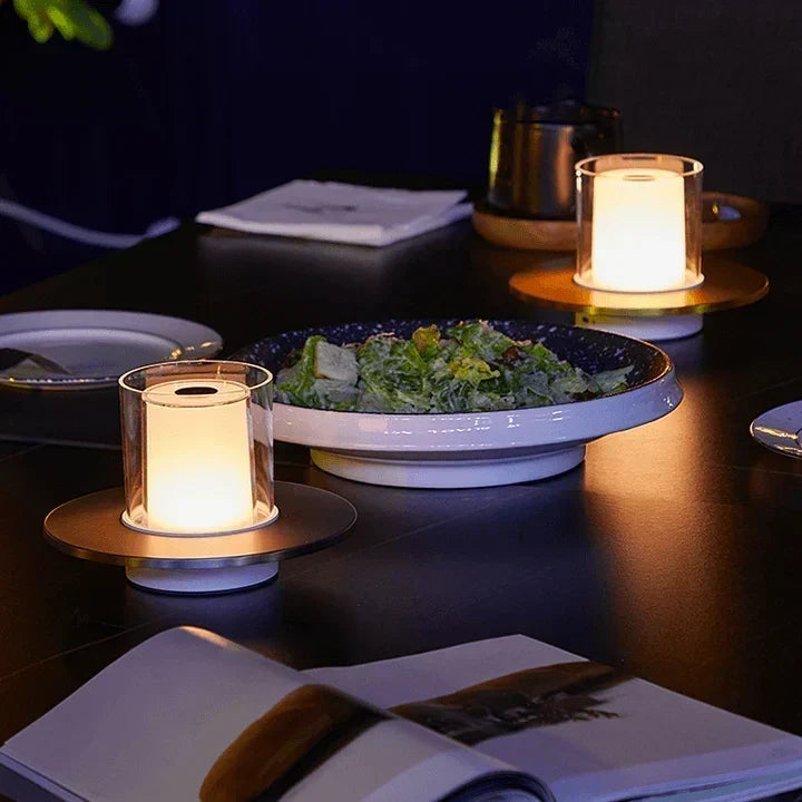 Moderne ledtafellamp met inductieve aanraakbediening en warm kaarslicht