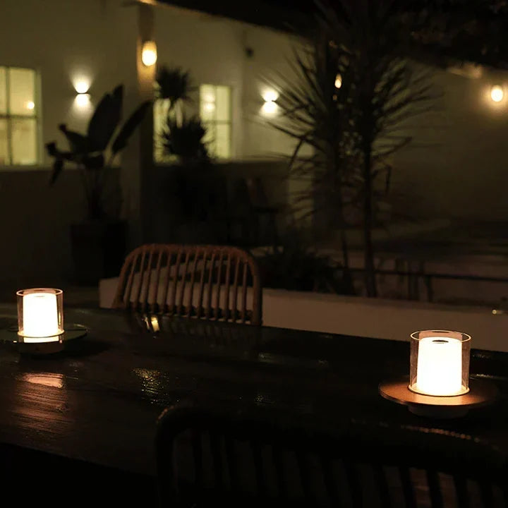 Moderne ledtafellamp met inductieve aanraakbediening en warm kaarslicht