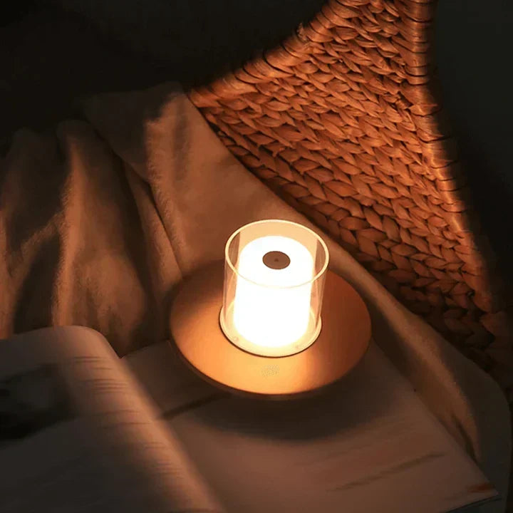 Moderne ledtafellamp met inductieve aanraakbediening en warm kaarslicht
