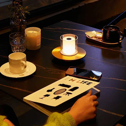 Moderne ledtafellamp met inductieve aanraakbediening en warm kaarslicht
