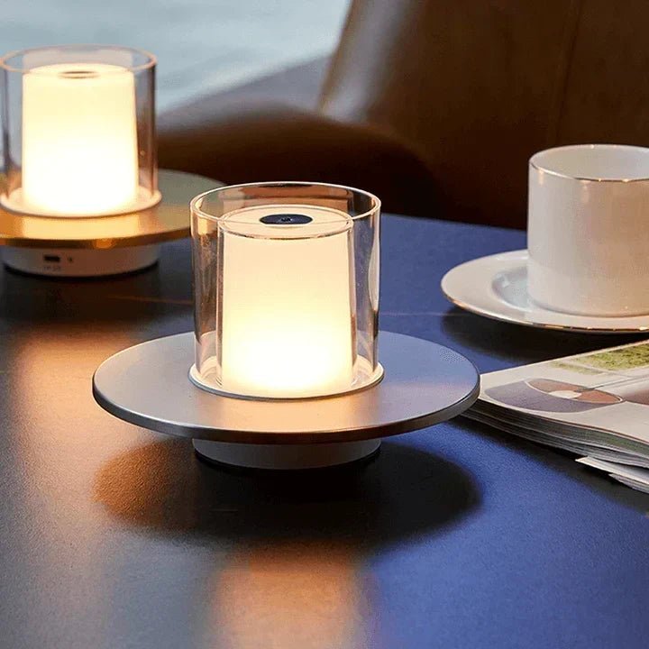 Moderne ledtafellamp met inductieve aanraakbediening en warm kaarslicht