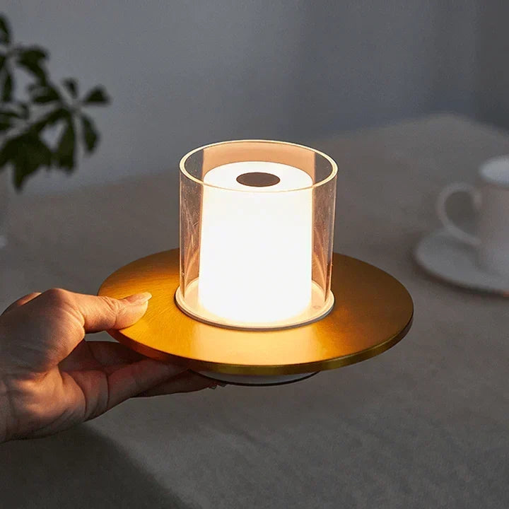 Moderne ledtafellamp met inductieve aanraakbediening en warm kaarslicht