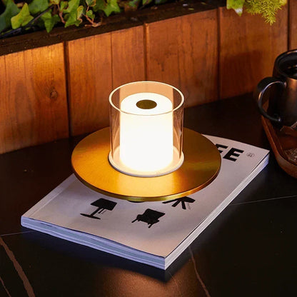 Moderne ledtafellamp met inductieve aanraakbediening en warm kaarslicht